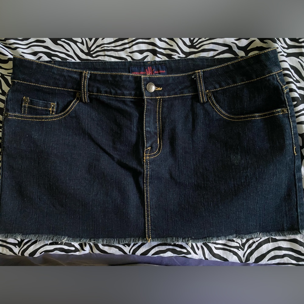 Vintage Hot Topic low rise mini skirt from early 2000’s Y2K. Sz 13